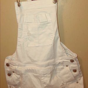 Rue21 ripped short overalls, cute with crop tops😁